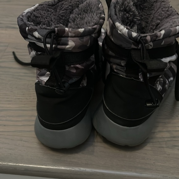 Nike fur lined sneaker boots - Picture 3 of 5
